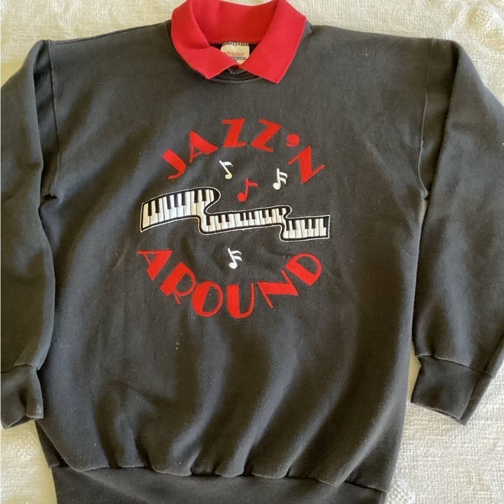 RARE- JAZZ’N AROUND embroidered
Hanes colored sweatshirt-SZ S
PIT TO PIT 19”